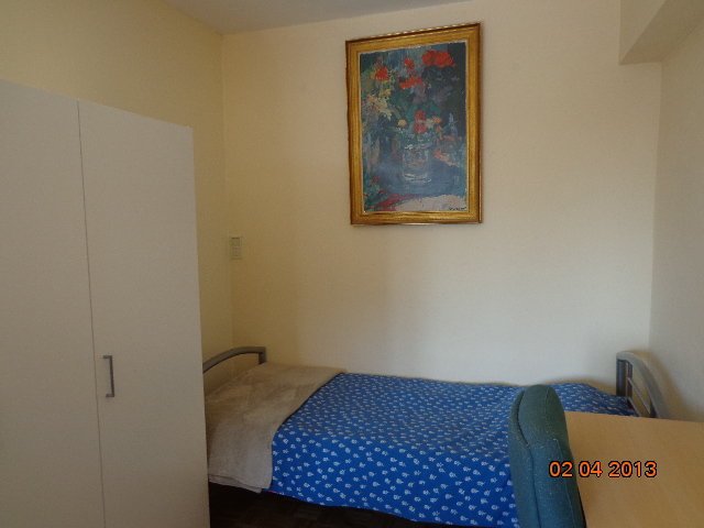 room1bed.jpg